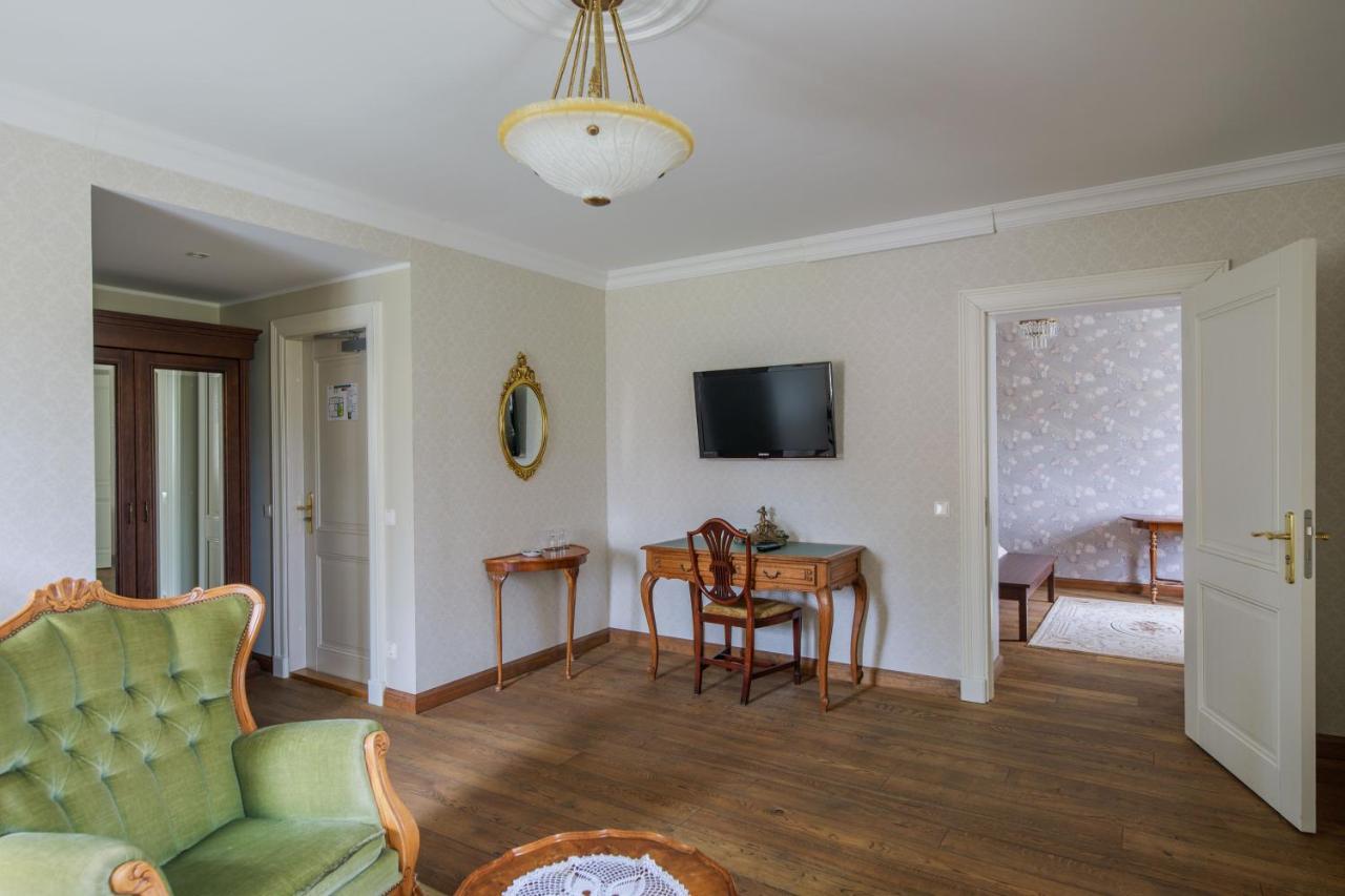 Saka Manor Hotel Ngoại thất bức ảnh